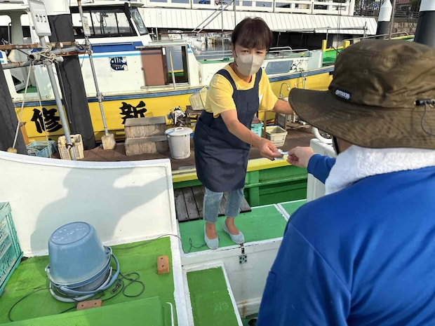出船間近、受付時に渡された「乗船券」の回収がある。 &copy;釣りビジョン