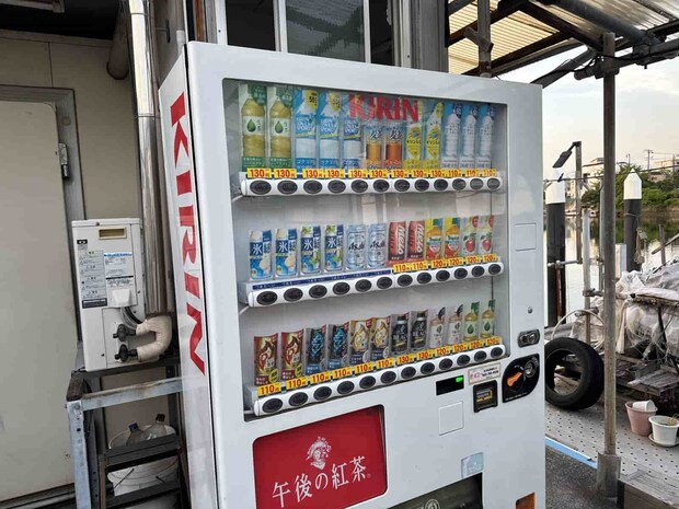 船宿にある自動販売機、夏は1人2リットルを目安に。 &copy;釣りビジョン