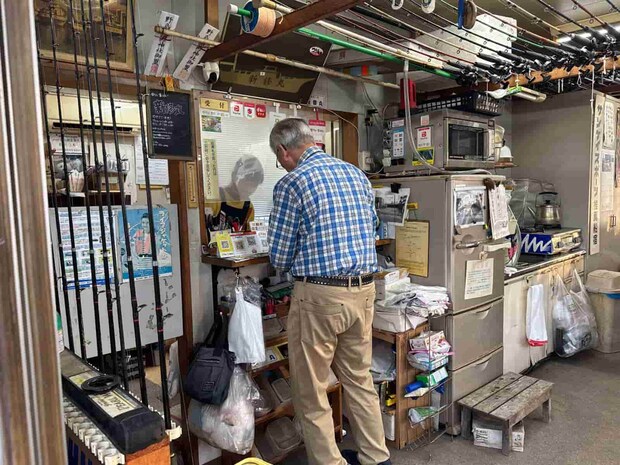 船宿に戻って窓口で受け付け。 &copy;釣りビジョン