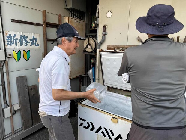店前の冷凍庫から氷を貰って乗船。 &copy;釣りビジョン