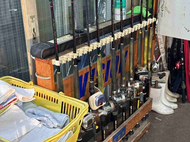 タックルは勿論、タオルや救命胴衣のレンタルも充実。 &copy;釣りビジョン