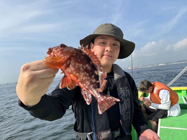 続けて隣席にも、常に誰かの竿が曲がっている。 ©釣りビジョン