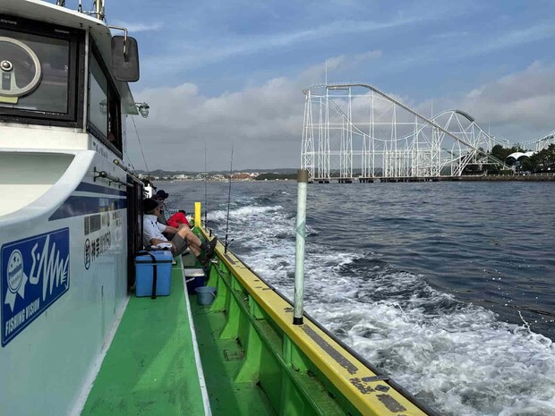 八景島シーパラダイスを横目に一路釣り場へ。 ©釣りビジョン