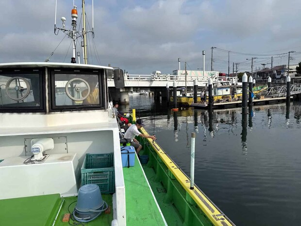 店主と女将に見送られて出船。 &copy;釣りビジョン