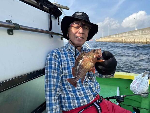 開始間もなく船中一尾目！ ©釣りビジョン