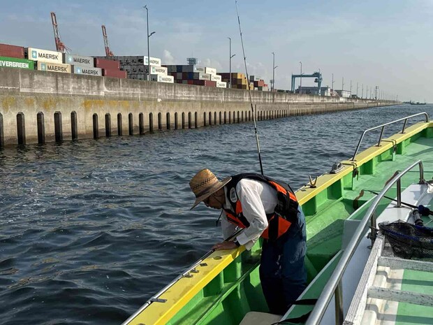 南本牧の釣り場に到着、バケツに水を汲む。 ©釣りビジョン