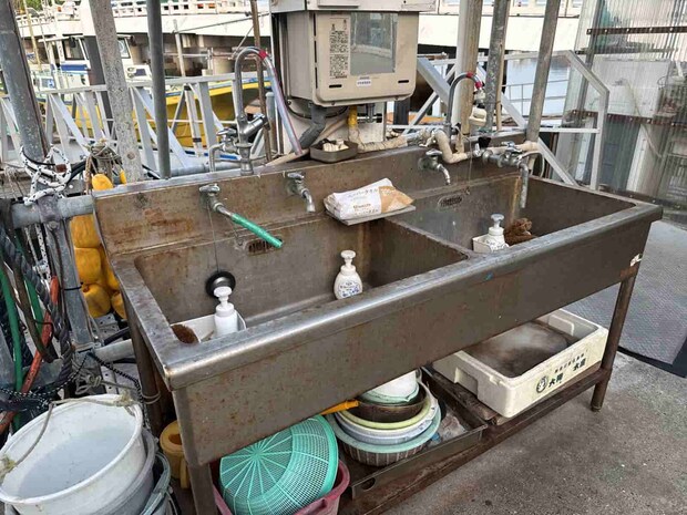 真水で手が洗える水場も完備、冬場は有り難い給湯器付き。 &copy;釣りビジョン