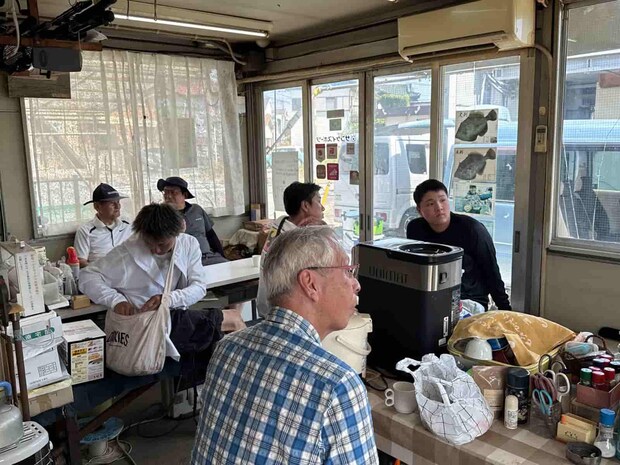 帰港後、冷房の効いた待合所で一休み。 &copy;釣りビジョン
