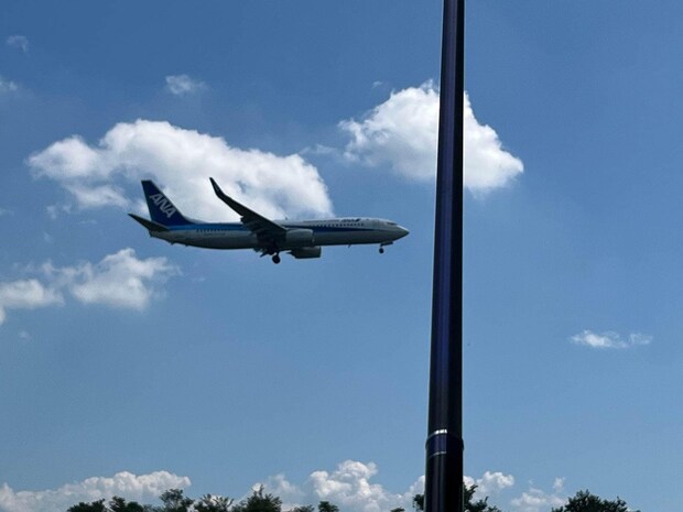 手を伸ばせば届きそうな飛行機が鮎竿の上を横切っていく！これぞ神通川の景色！ ©釣りビジョン