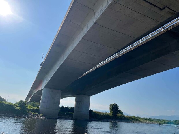 橋下の明暗部で大当たり！型の良い鮎が入れ掛かった！ &copy;釣りビジョン
