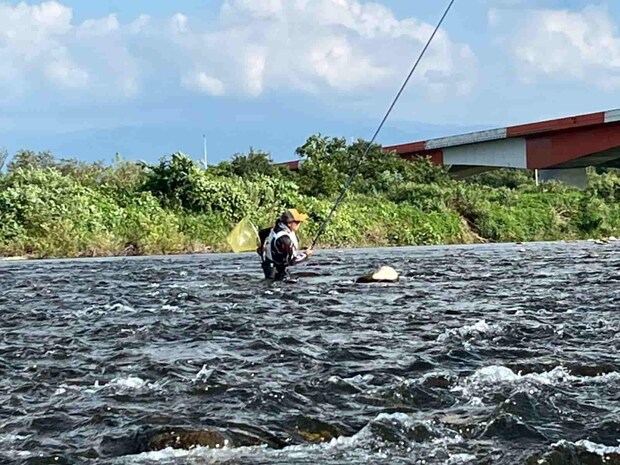 午後はこの流れの中で強烈な当たりが目印を吹っ飛ばす！ &copy;釣りビジョン