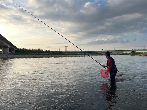 アニキは分流を丁寧な泳がせで連発だ！この後終わりの合図を告げるように神通川は真っ赤な夕日で染まった。 &copy;釣りビジョン