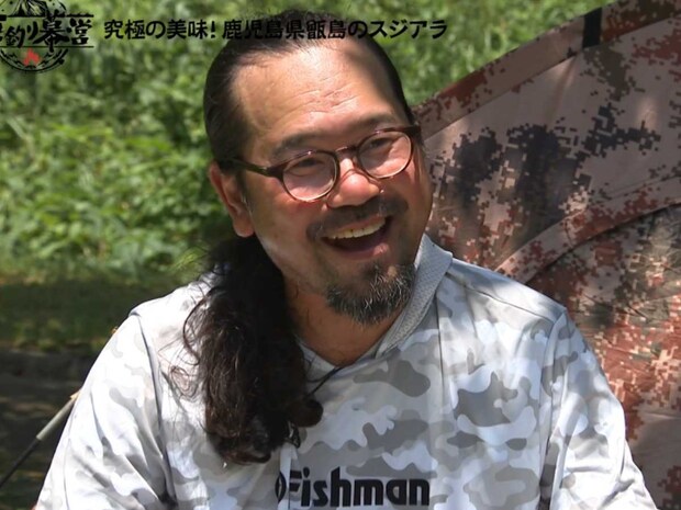 満面の笑みを浮かべながらスジアラ料理と酒を堪能する上宮氏。&copy;釣りビジョン