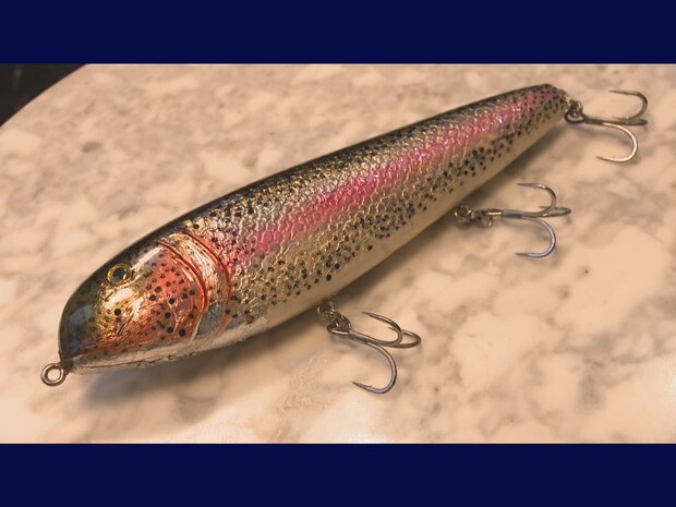 記録級のデカバスが好んで捕食するベイトはハスだと言う。番組内で奥田氏は、ハスパターンを攻略する上でのハンドメイドのジャイアントペンシルを公開している。使い方は番組で！！　&copy;釣りビジョン