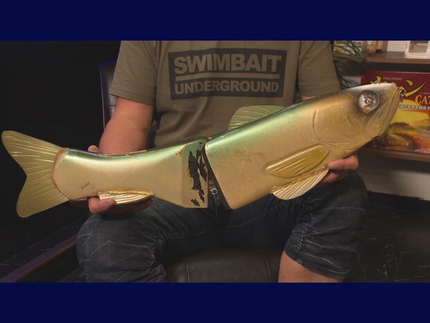 約3.5kg、約75cmあるスライドスイマー型の自作スーパージャイアントベイト。記録級のビッグバスを狙うには、常軌を逸する事をしなければならないそうだが、使い方を聞くと「なるほど」と頷いてしまう。　&copy;釣りビジョン