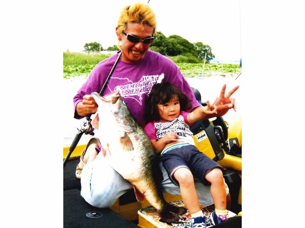 大きさは同じ位？世界記録のブラックバスと栗田氏の長女結衣ちゃん（※当時3歳）。　©釣りビジョン