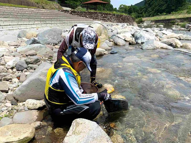 漁協氏、掛けたアユの分析と照合に励む。　&copy;釣りビジョン