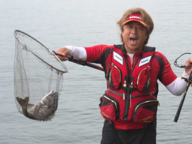 〝居喰い〟の後、上がってきたのは本命のチヌだった！「正直に言います…釣れてたー！(笑)」。おちゃめな平和さんである。