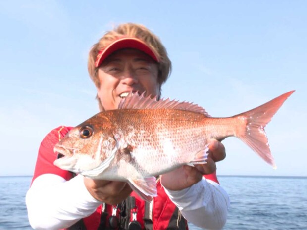 日付も変わり、後半戦は南あわじの沼島へ！このエリアでのメインターゲットはグレ・マダイ。「とにかく釣れる魚を狙う！」と意気込む平和さんであったが、視覚的にアピールできるよう粒子が大きな麦、コーンなども撒き餌に追加すると、早速マダイをゲット！
