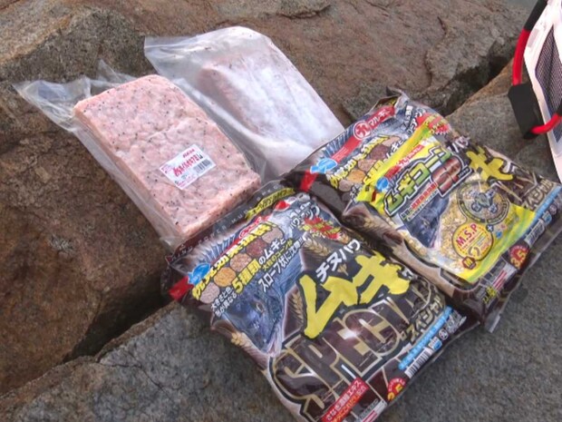 フカセ釣りに欠かせないのが撒き餌（コマセ）。チヌは基本的に底にいる魚と言われることが多いが、シチュエーションによってはエサを求めて海面近くで鰭を見せるほど浮いてくることもある。各メーカーから様々な集魚剤が販売されているが、釣り人ごとに好みの〝配合〟があり、この撒き餌作り自体がフカセ釣りの楽しみのひとつと言える。
