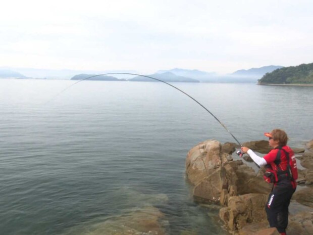 エサ取り名人のフグにエサを取られたかと思いきや！？本命のチヌらしき魚の居喰い！チヌを狙っていると「魚が餌を咥えて走らない（動かない）」ことがたまにあるが、これを〝居喰い〟という。
