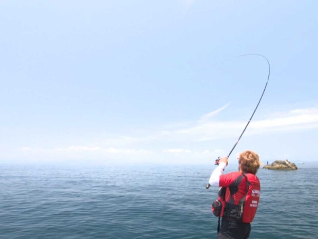 磯竿のしなりも磯釣りの魅力のひとつ。よく釣り、よく竿を曲げる。この釣り師は本当にプロフェッショナルである。