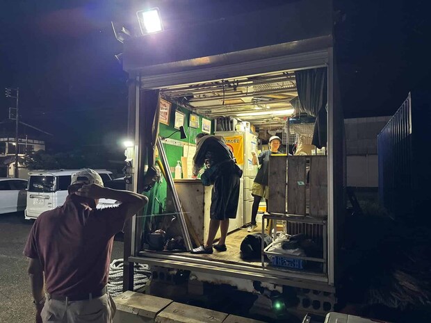 乗船場所にあるコンテナ内で受け付け。 &copy;釣りビジョン