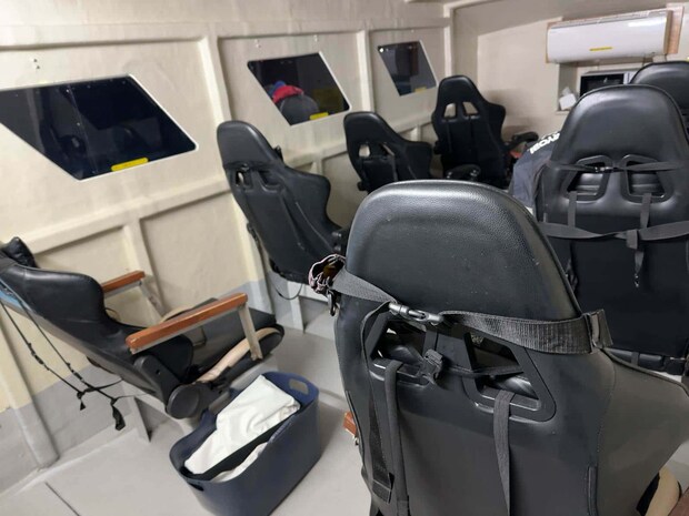 船室はリクライニングシート付き。 &copy;釣りビジョン