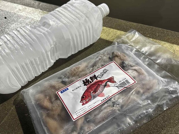 受付時に氷とエサを受け取る。 &copy;釣りビジョン