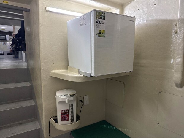 後方船室には冷蔵庫やポットも。 &copy;釣りビジョン