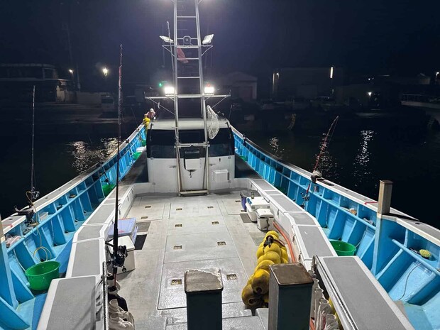 出船は夜明け前、暁暗の海へ。 &copy;釣りビジョン