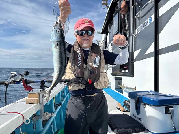 45cmの大サバ、手早く取り込んでオマツリ対策を。 &copy;釣りビジョン