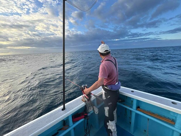 投入時はオモリを投げてオマツリ回避。 &copy;釣りビジョン