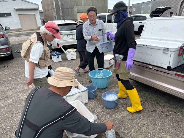 帰港後にも氷の追加を貰えるのが嬉しい。 &copy;釣りビジョン