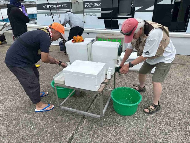 タンクで手を洗い、サービスのドリンクを頂く。 &copy;釣りビジョン