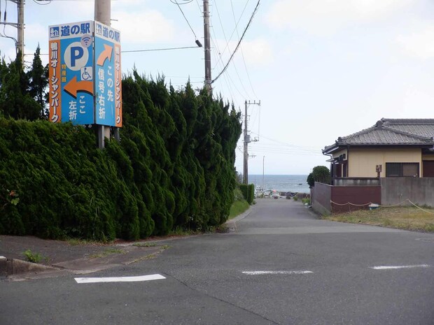 ここを曲がると突き当たり左に停泊する『第十渡辺丸』が見える。 &copy;釣りビジョン