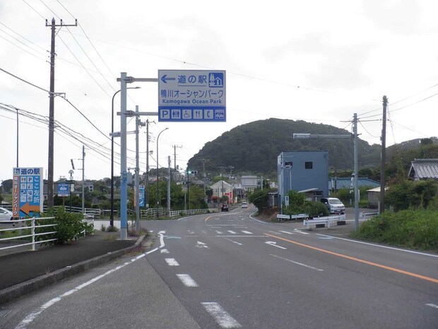 鴨川市街からだとこの信号の次の角（次の写真）を左折する。 &copy;釣りビジョン