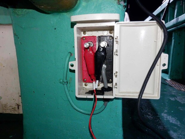 座席の下に設置された12Vの電源をお借りした。 &copy;釣りビジョン