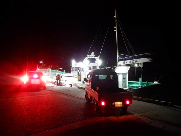 船前に荷物を下ろし、車は徒歩1分の専用駐車場に移動する。 &copy;釣りビジョン