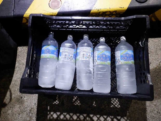 ペットボトルの氷を1本もらってクーラーボックスに入れる。 &copy;釣りビジョン