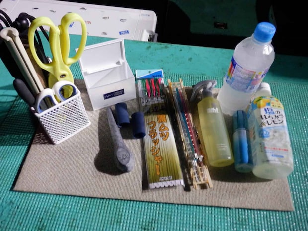 ハサミ、ハリ外し、ゴミ箱、指サック、日焼け対策、飲料水などを持ち込んだ。 ©釣りビジョン