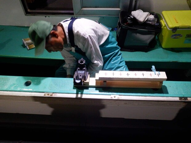 荷物を運び込んだら釣り仕度開始。 ©釣りビジョン