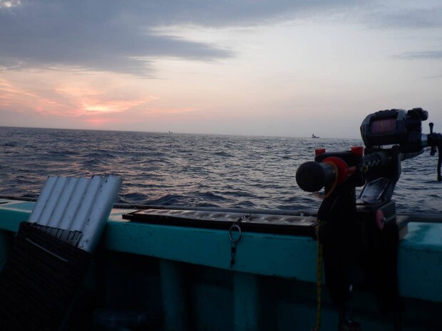 竿とリールはクロムツ＆スルメイカ兼用。投入器は船の備品を借りた。 ©釣りビジョン