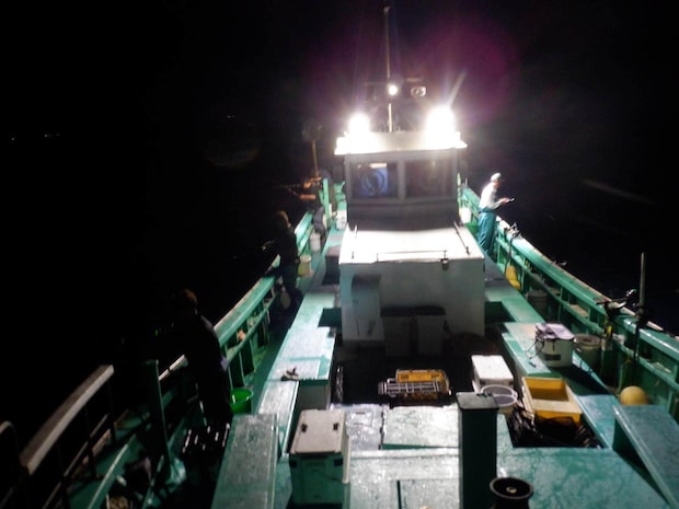 辺りは漆黒の闇だが、照明のおかげで船上はとても明るい。 &copy;釣りビジョン