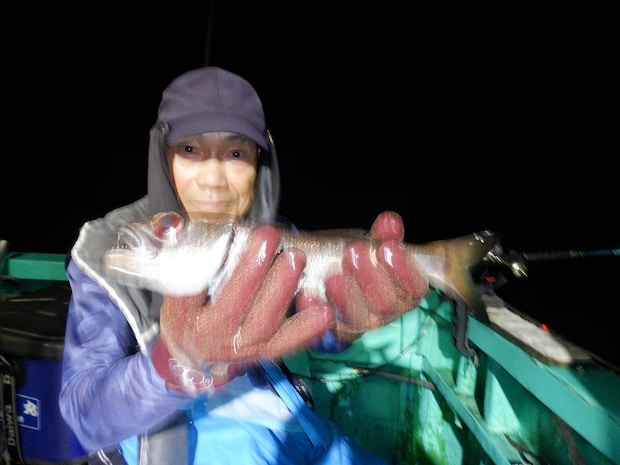 35cm前後の大きなクロムツも交じった（手ブレにて失礼）！ &copy;釣りビジョン