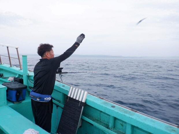 「はい、どうぞ」と言う船長の合図と同時に仕掛けを投入。 &copy;釣りビジョン