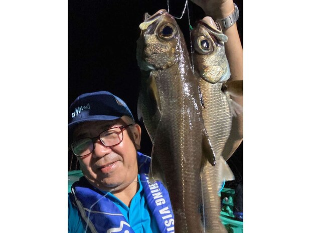 記者にもクロムツのダブル（スマホの自撮りの方がブレずに撮れた）！ &copy;釣りビジョン