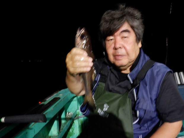 朝一番の時合いで、まずはクロムツを1匹確保！ &copy;釣りビジョン