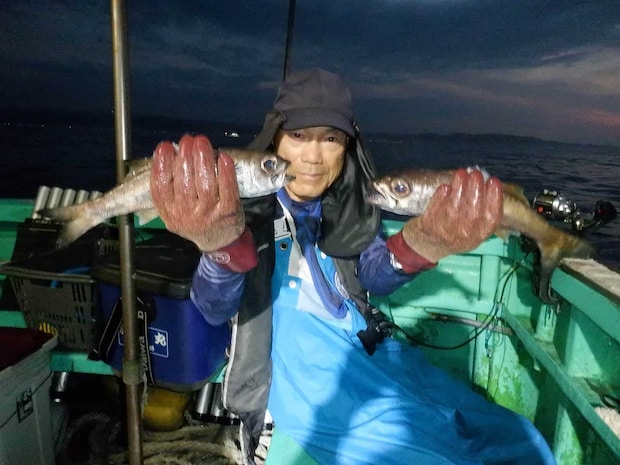 夜開けが近い。そろそろクロムツは終了、スルメイカ釣りの時間だ。 &copy;釣りビジョン