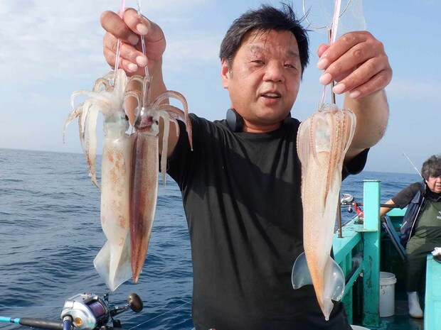「やったーっ！スルメイカのトリプル！重かったです！」。 &copy;釣りビジョン